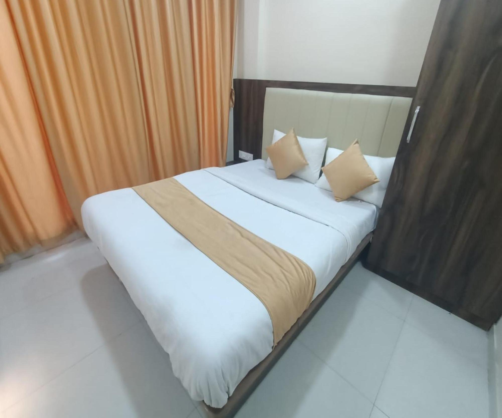 Hotel Om Sai Navi Mumbai Eksteriør bilde